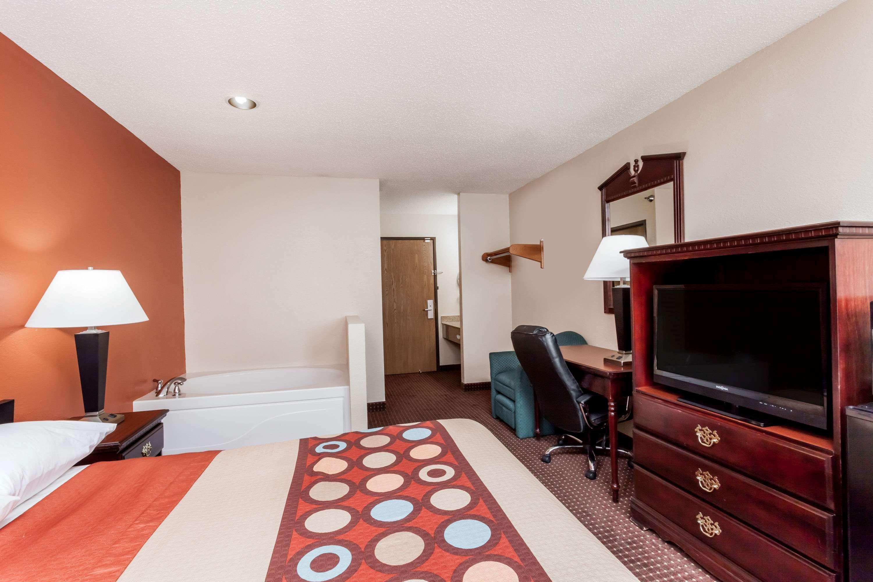 Super 8 By Wyndham Harrisburg Hotel Bagian luar foto