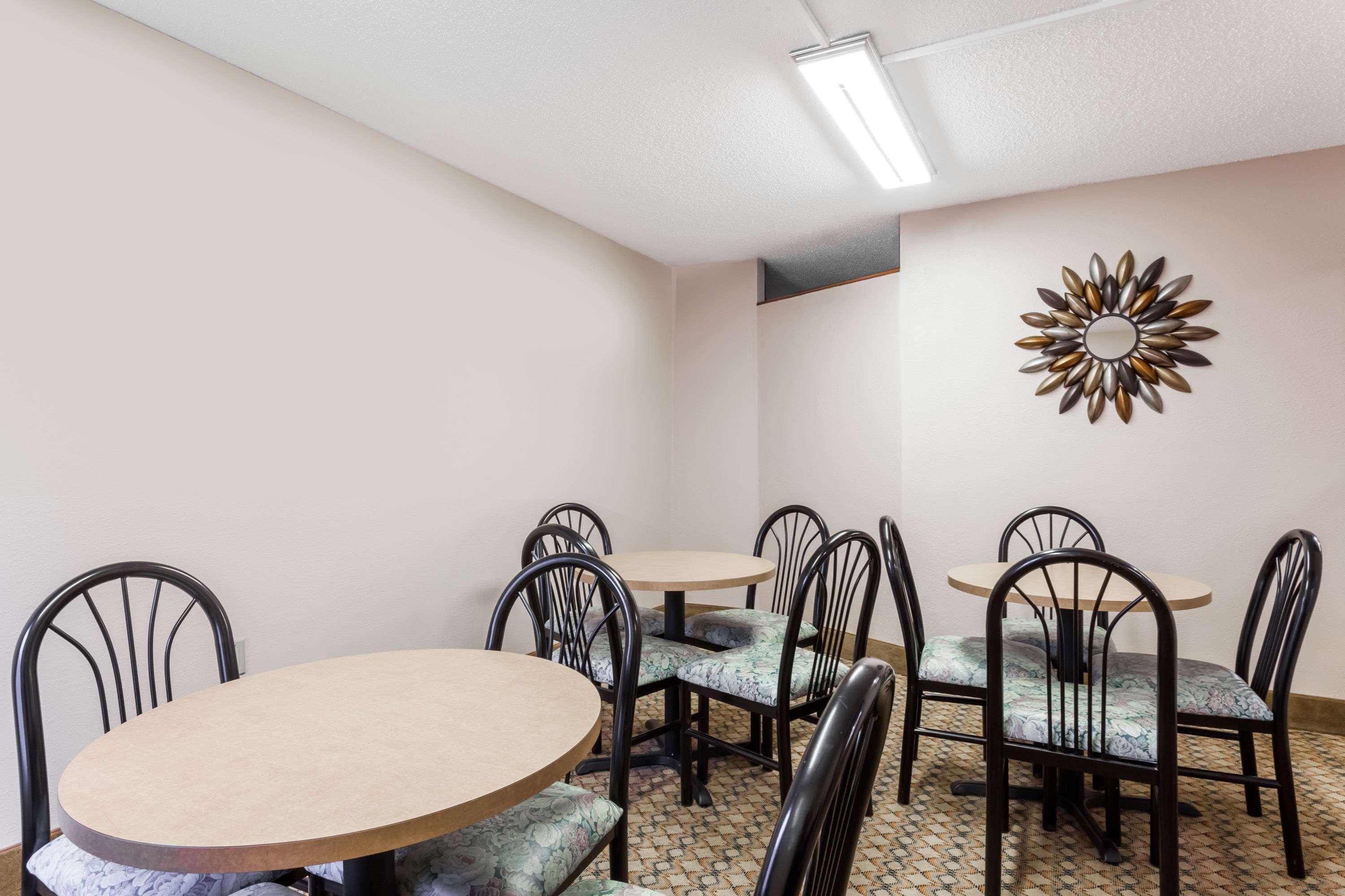 Super 8 By Wyndham Harrisburg Hotel Bagian luar foto