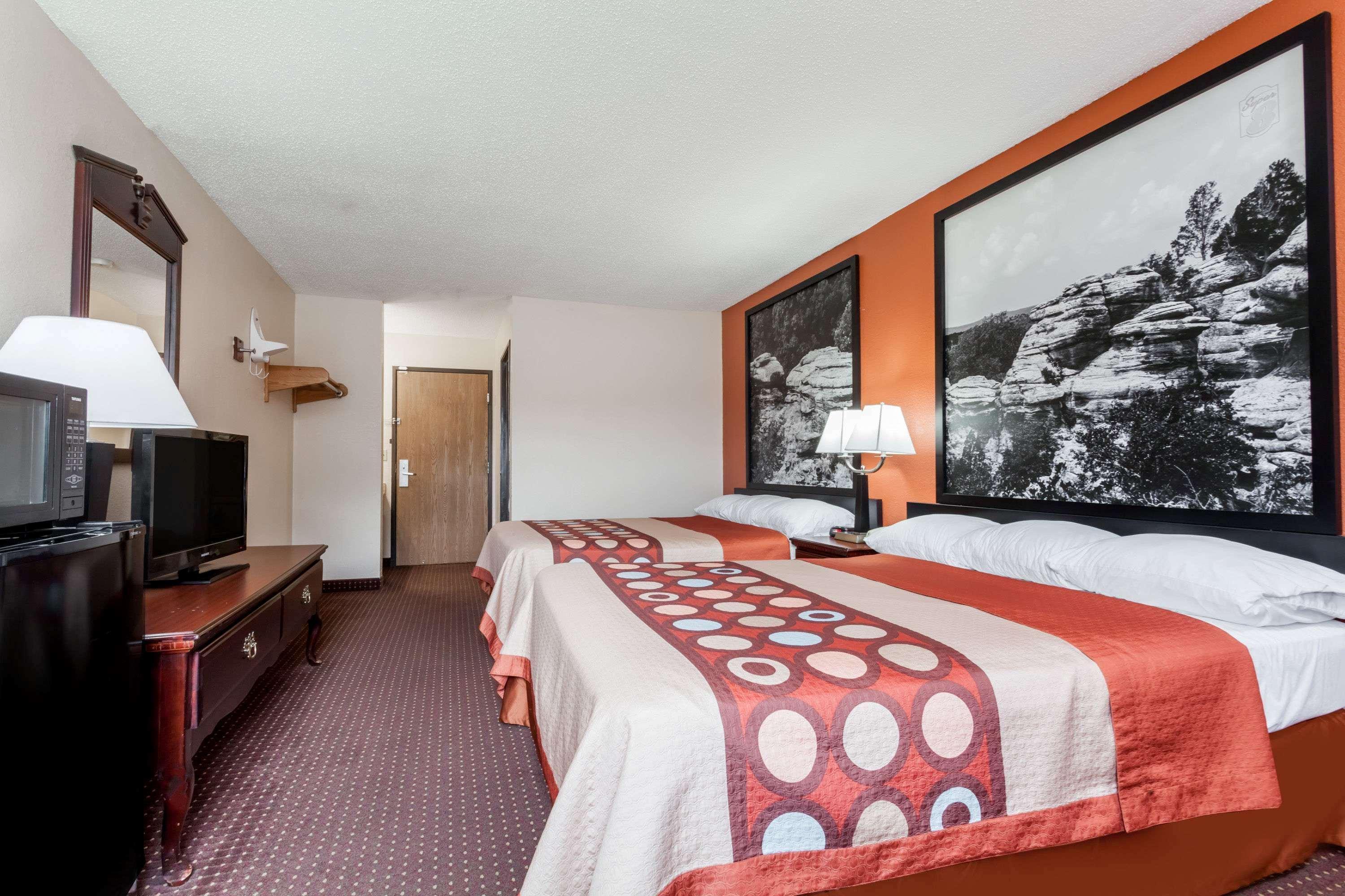 Super 8 By Wyndham Harrisburg Hotel Bagian luar foto