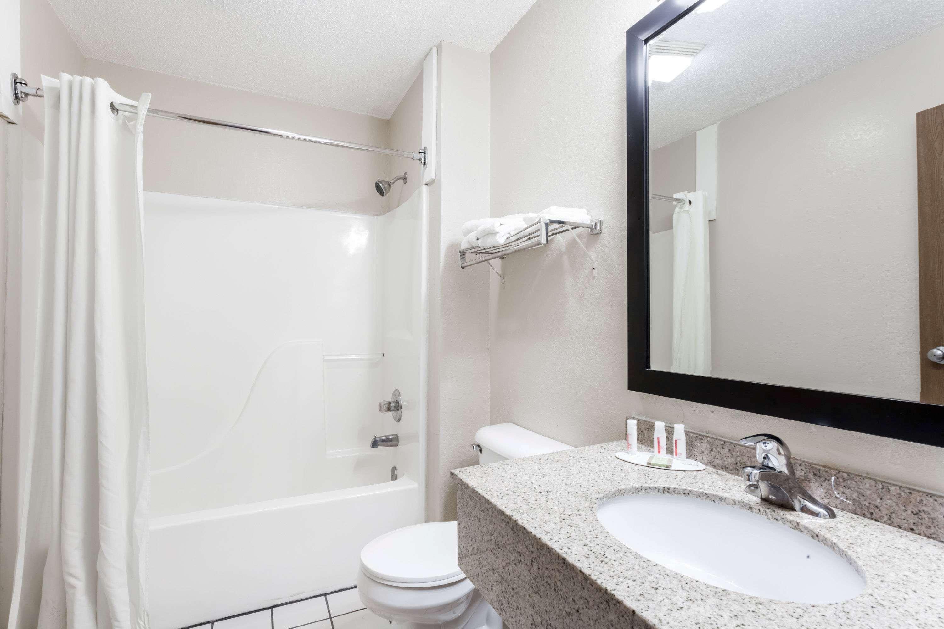 Super 8 By Wyndham Harrisburg Hotel Bagian luar foto