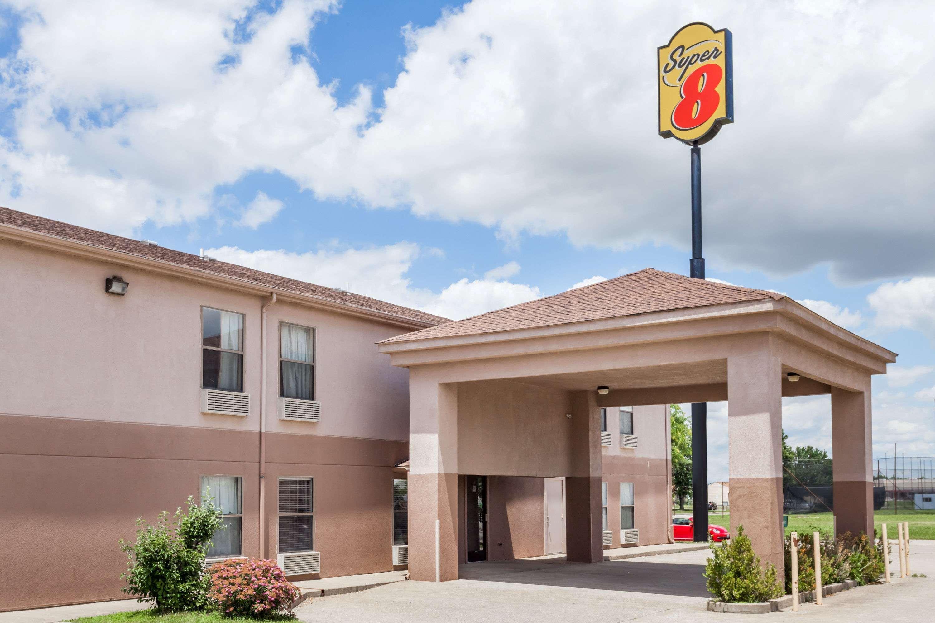 Super 8 By Wyndham Harrisburg Hotel Bagian luar foto