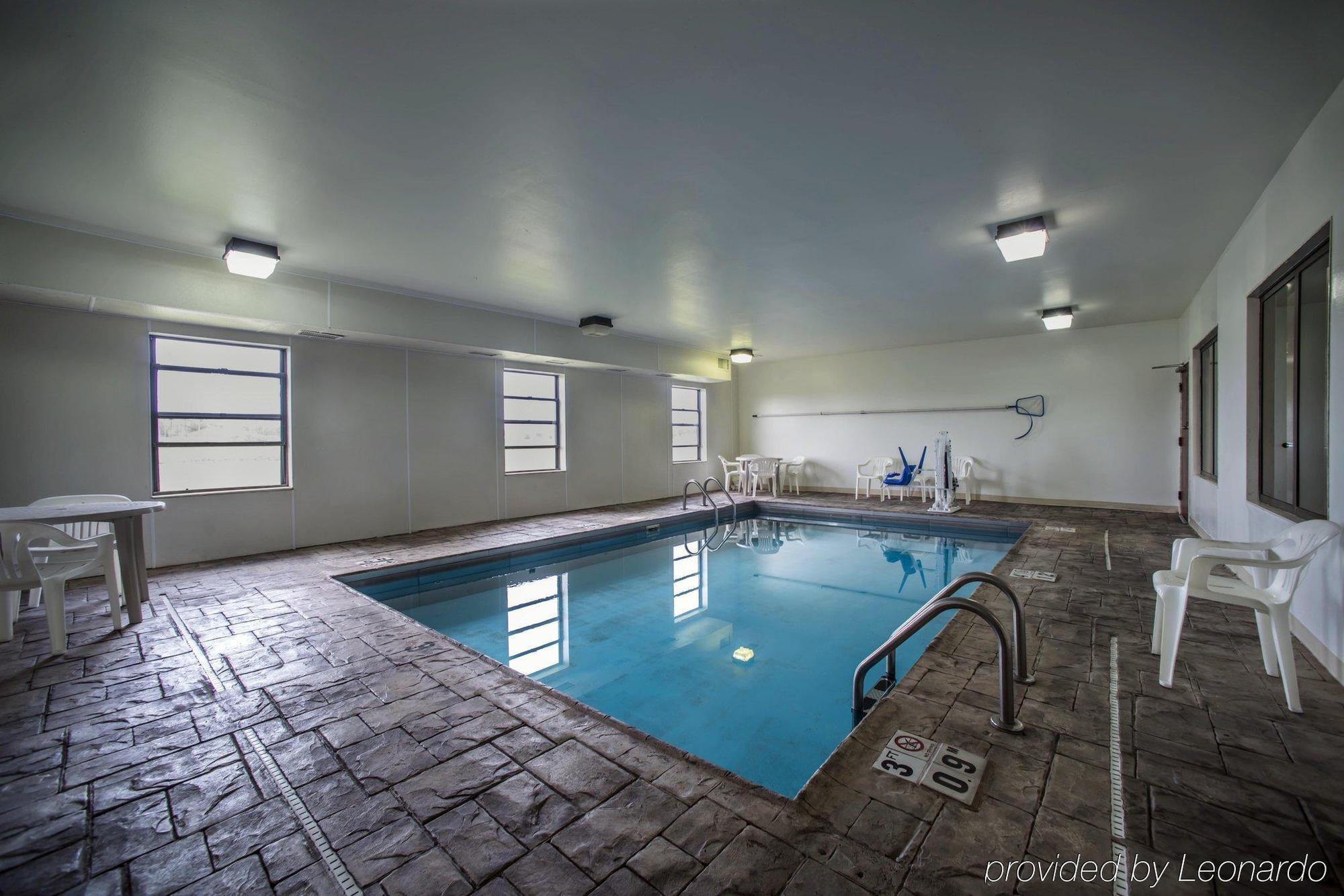 Super 8 By Wyndham Harrisburg Hotel Bagian luar foto