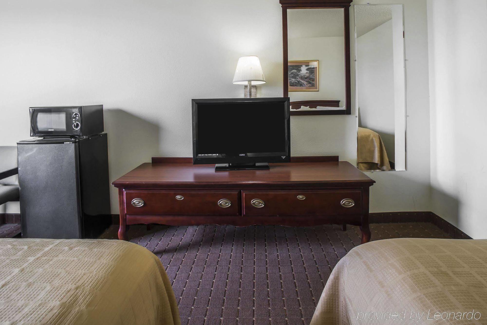 Super 8 By Wyndham Harrisburg Hotel Bagian luar foto