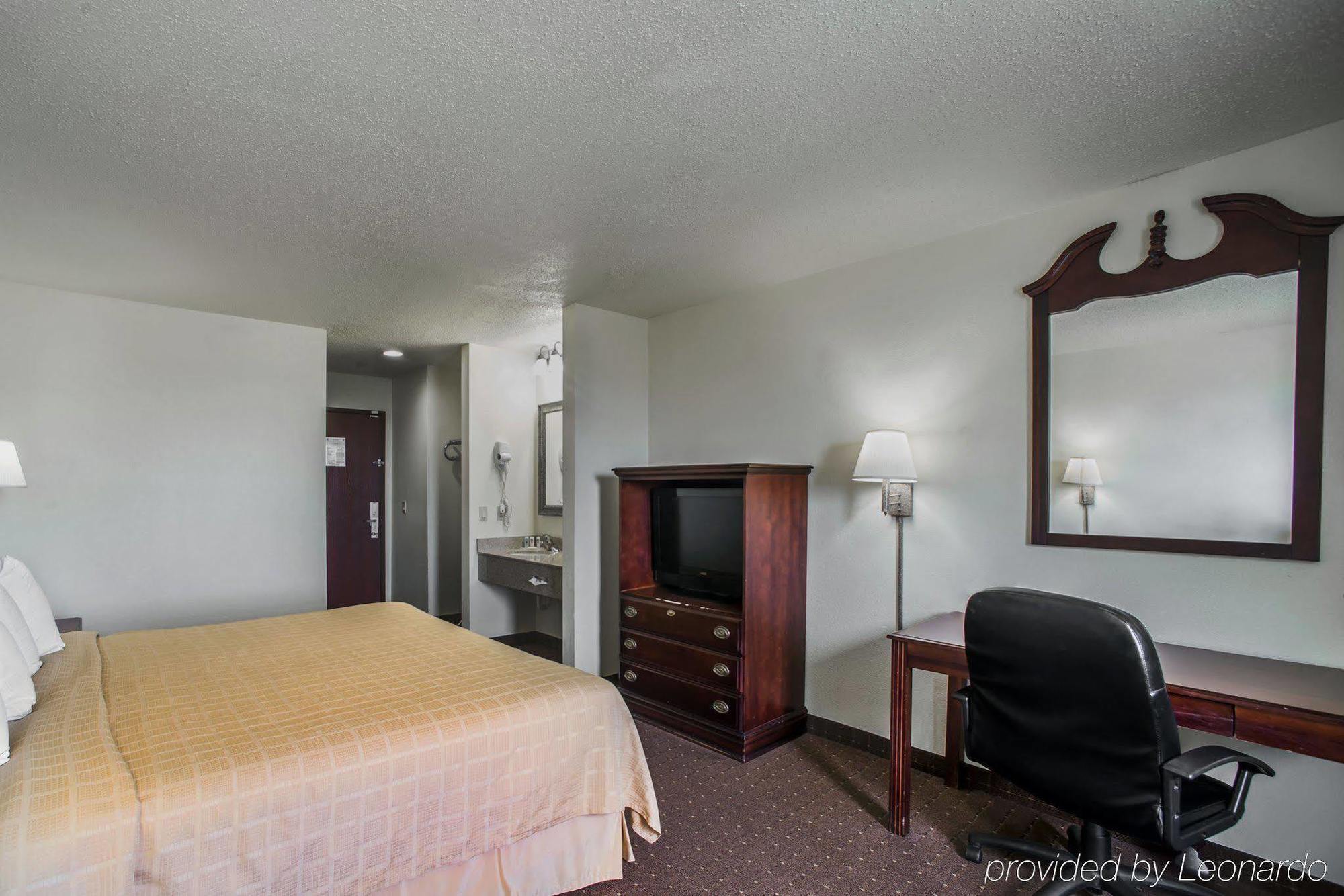 Super 8 By Wyndham Harrisburg Hotel Bagian luar foto
