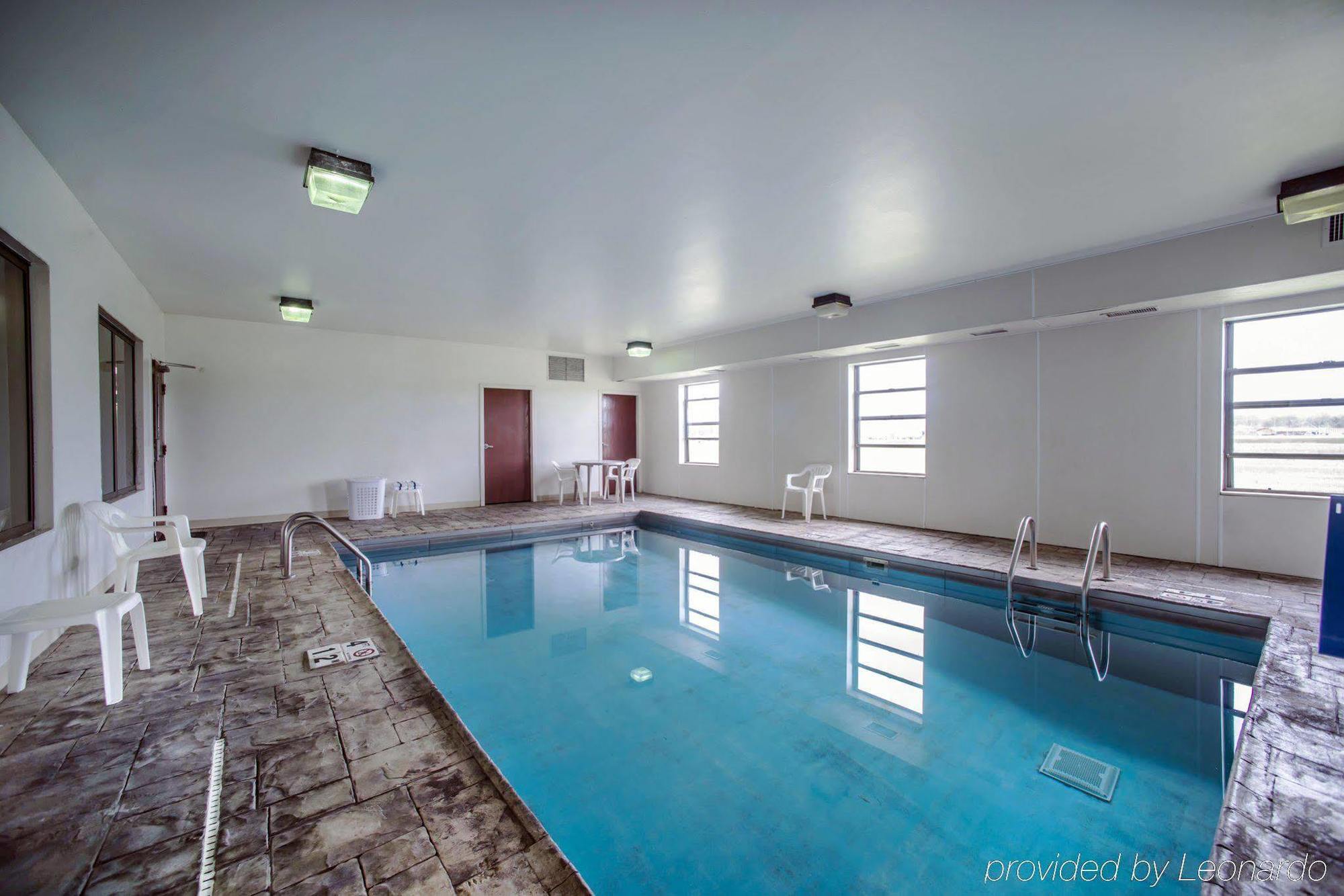Super 8 By Wyndham Harrisburg Hotel Bagian luar foto