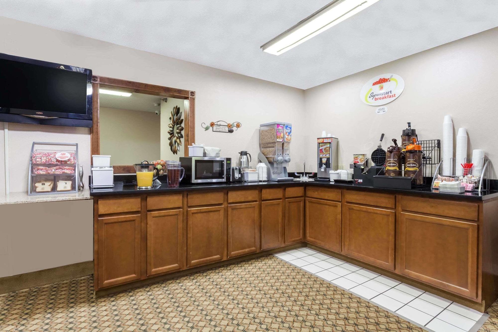 Super 8 By Wyndham Harrisburg Hotel Bagian luar foto